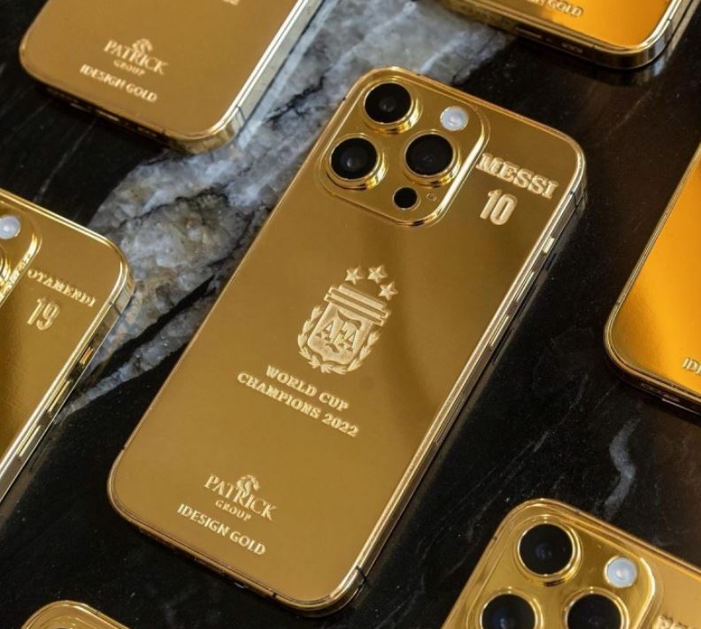 Lionel Messi fait pleuvoir des iPhone en or personnalisés sur son équipe de la Coupe du monde