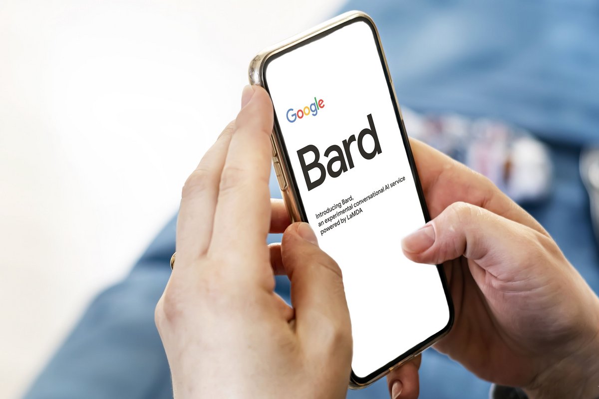 Google Bard Smartphone © rarrarorro / Shutterstock.com