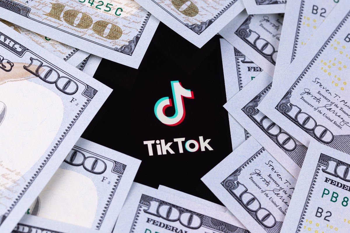 TikTok payant argent © Shutterstock