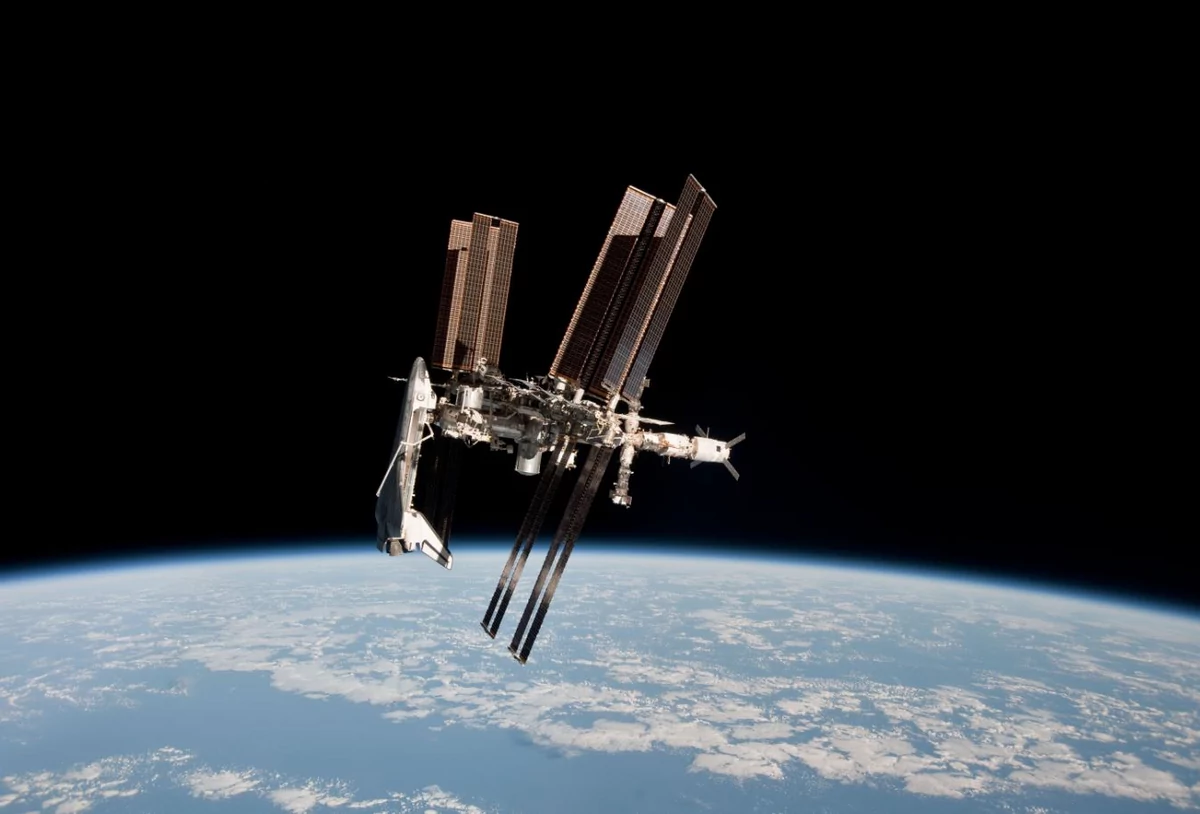 ISS avec navette et cargo ATV © Roscosmos
