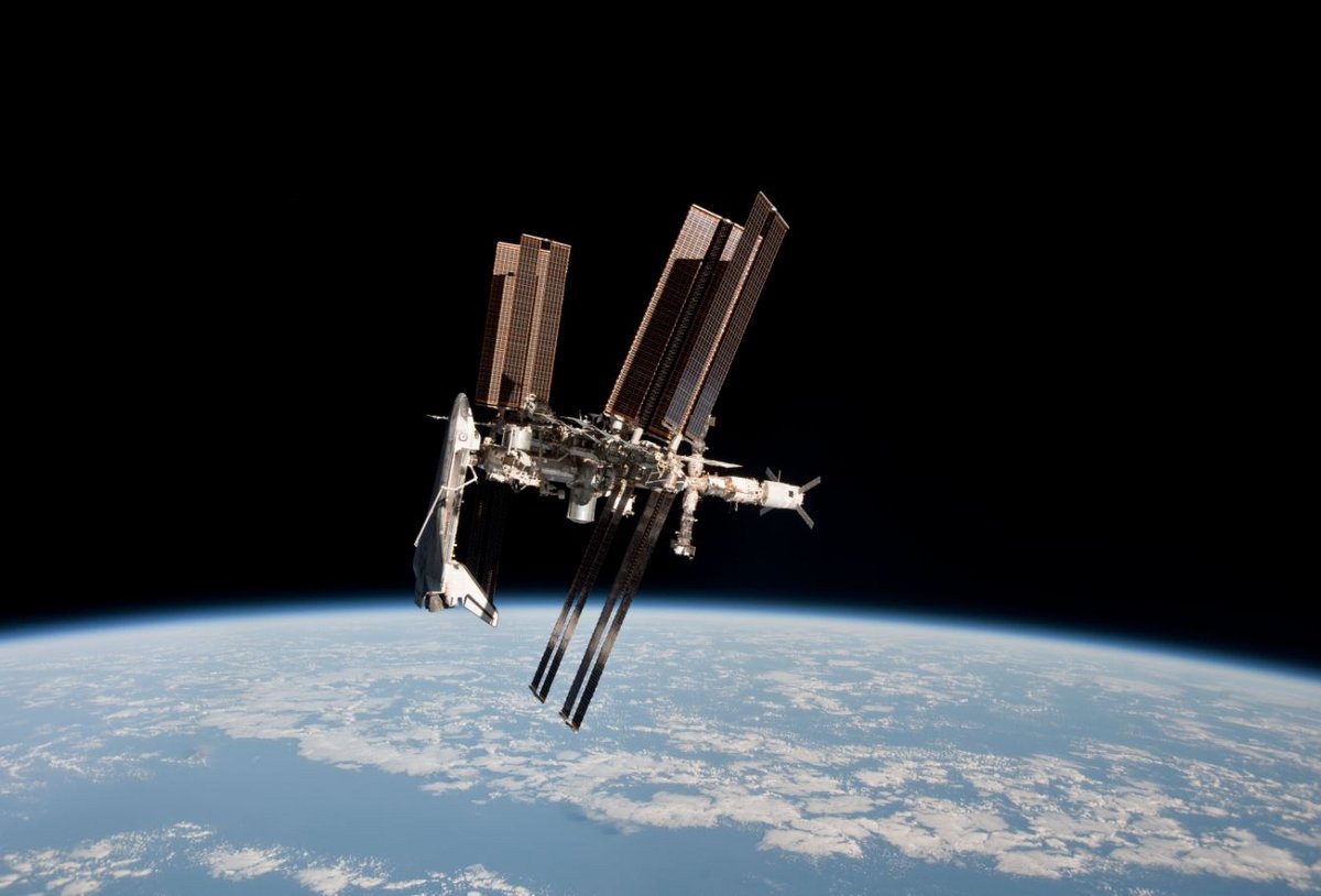 Une navette STS, la station ISS et le cargo ATV, voilà un ensemble propre à la fin des années 2000 ! Crédits Roscosmos