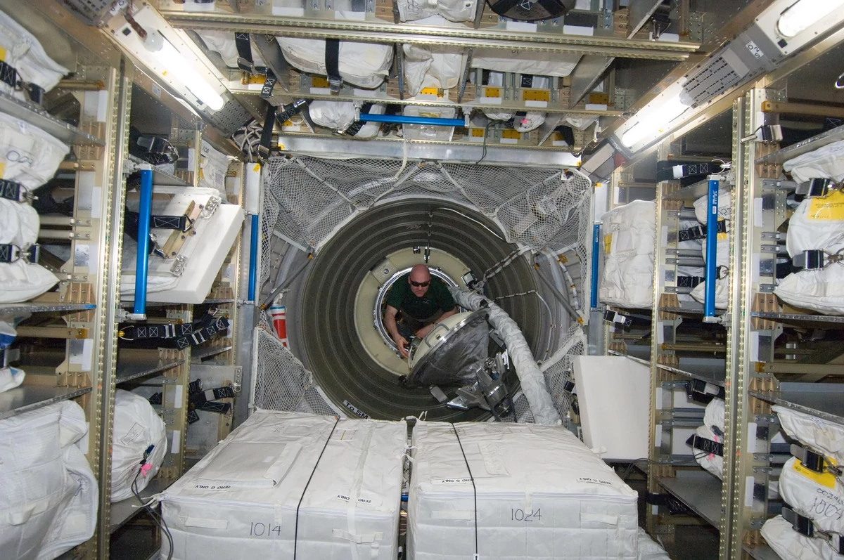 ATV n°3 intérieur racks © NASA
