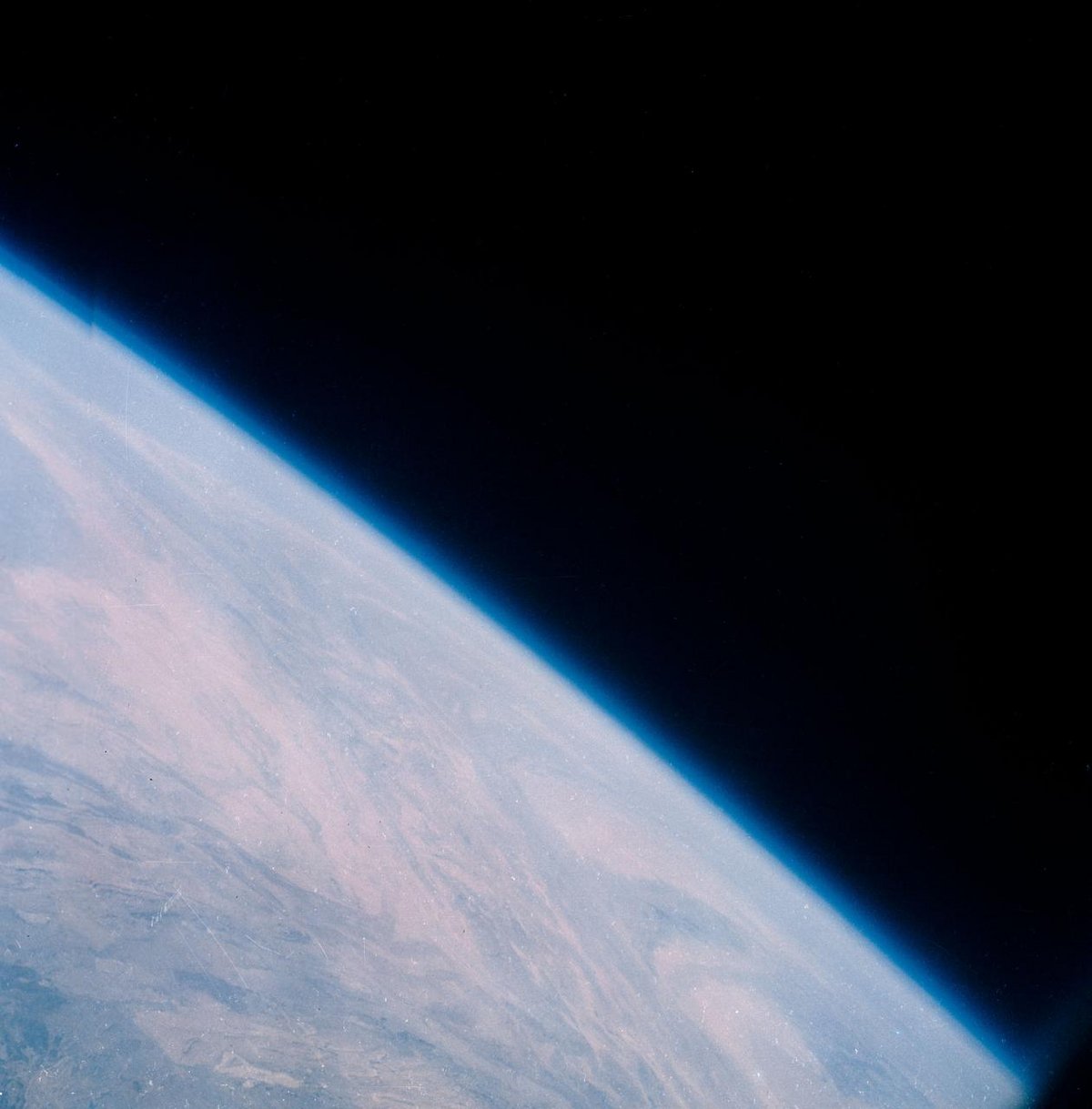 La fine atmosphère terrestre dans toute sa splendeur, photographiée par Gordon Cooper © NASA