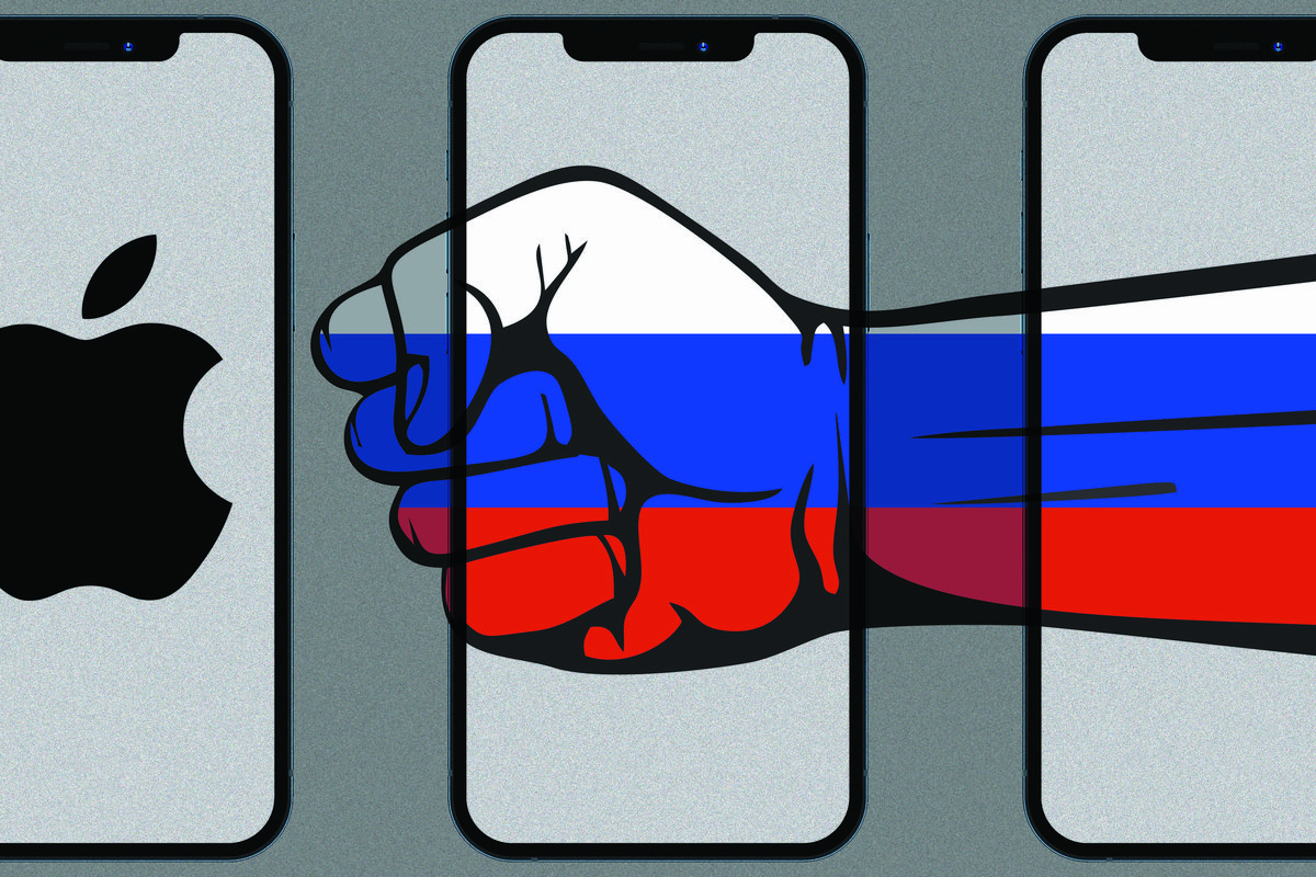 Un poing peint aux couleurs de la Russie se dirige vers la marque Apple © Shutterstock x Clubic.com