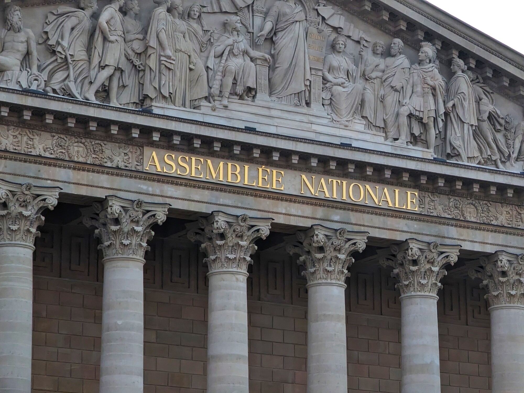 Avant la France, le Royaume-Uni adopte sa loi sur la sécurité numérique, et elle fait polémique