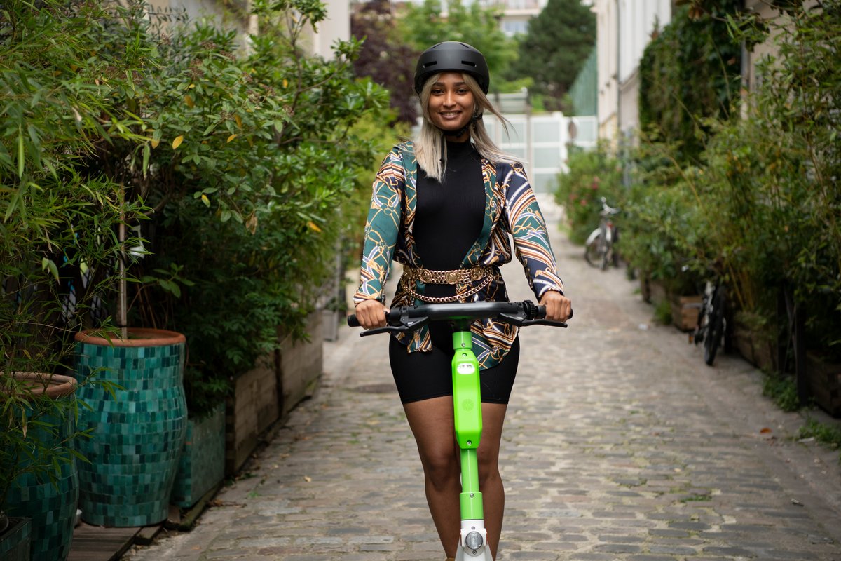 Une utilisatrice sur une trottinette Lime, ici à Paris © Lime