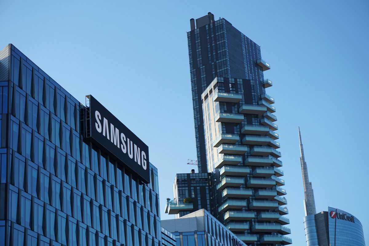 Un bâtiment affichant la marque Samsung © Babak Habibi / Unsplash