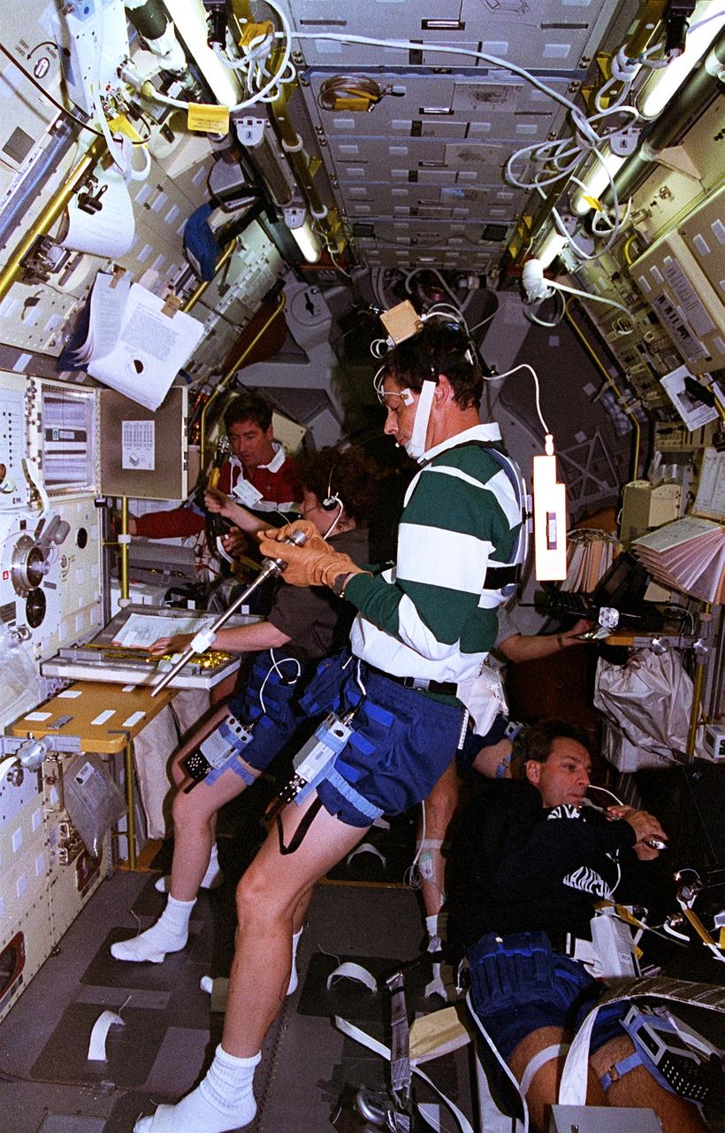 L'emploi du temps chargé d'expériences de STS-78, avec au premier plan l'astronaute français Jean-Jacques Favier © NASA