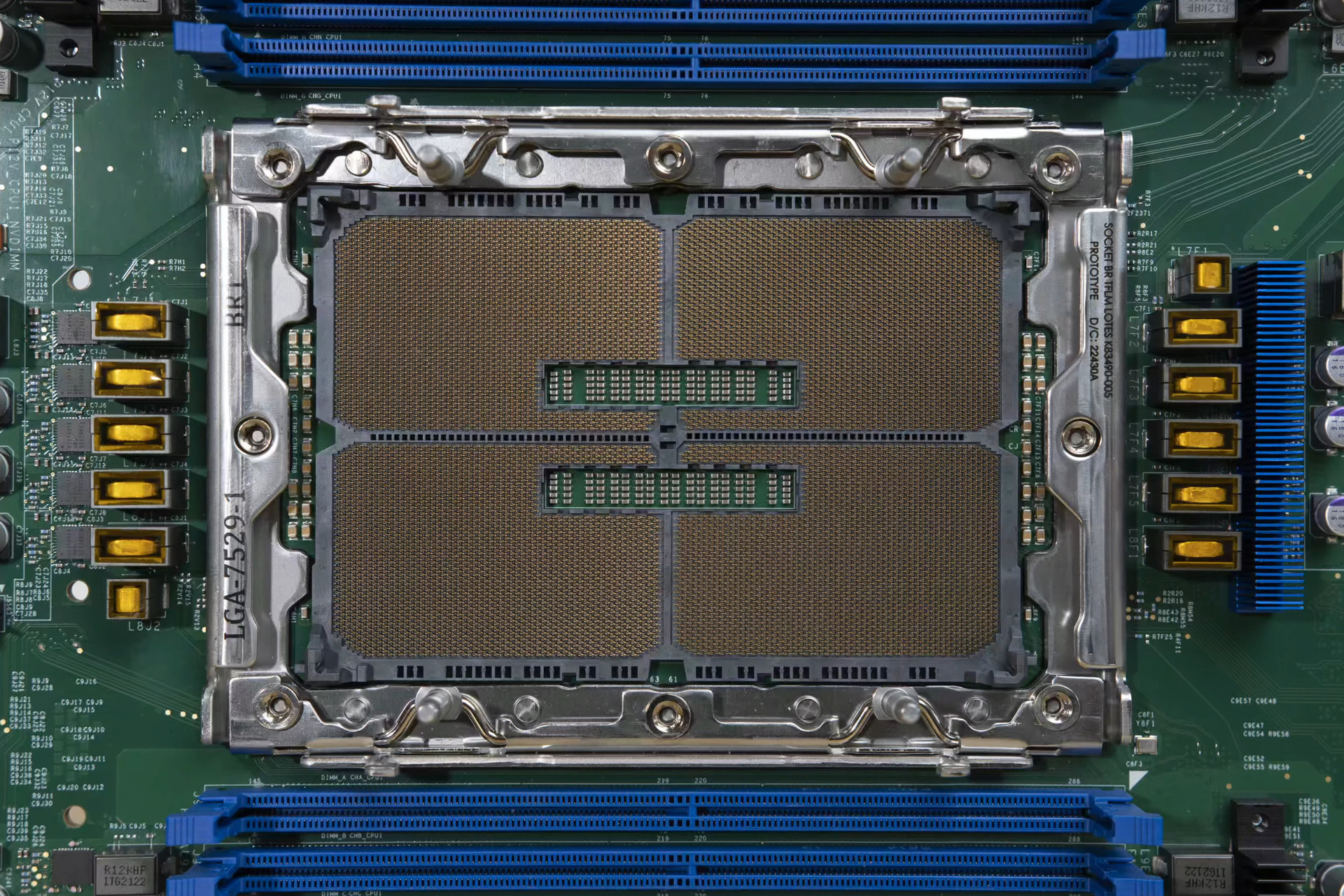 L'énorme socket LGA7529 d'Intel en photos, pour des Xeon à plus de 500 coeurs