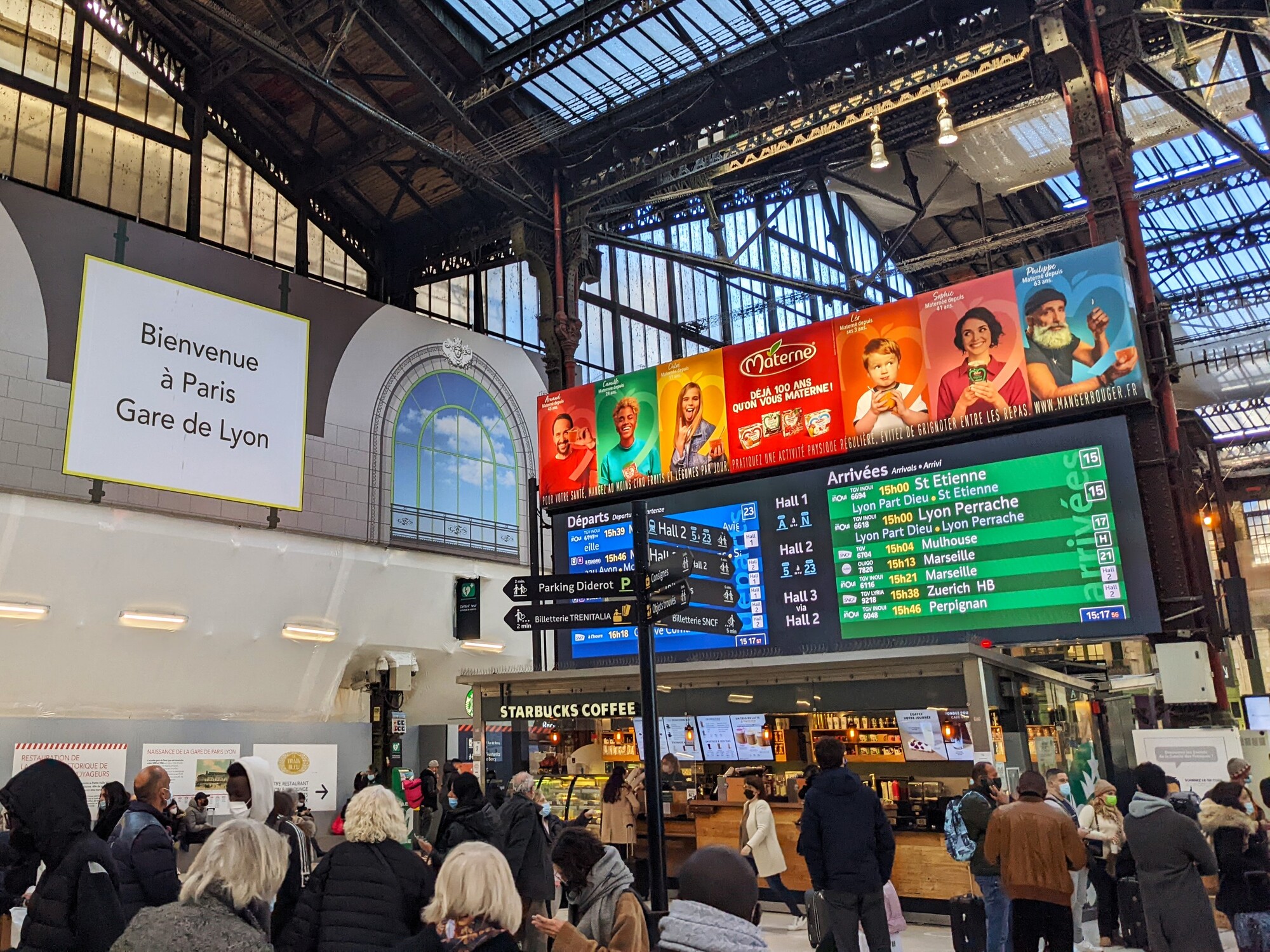 Gares, stations de métro, de bus et aéroports vont enfin éteindre les publicités... pendant leur fermeture