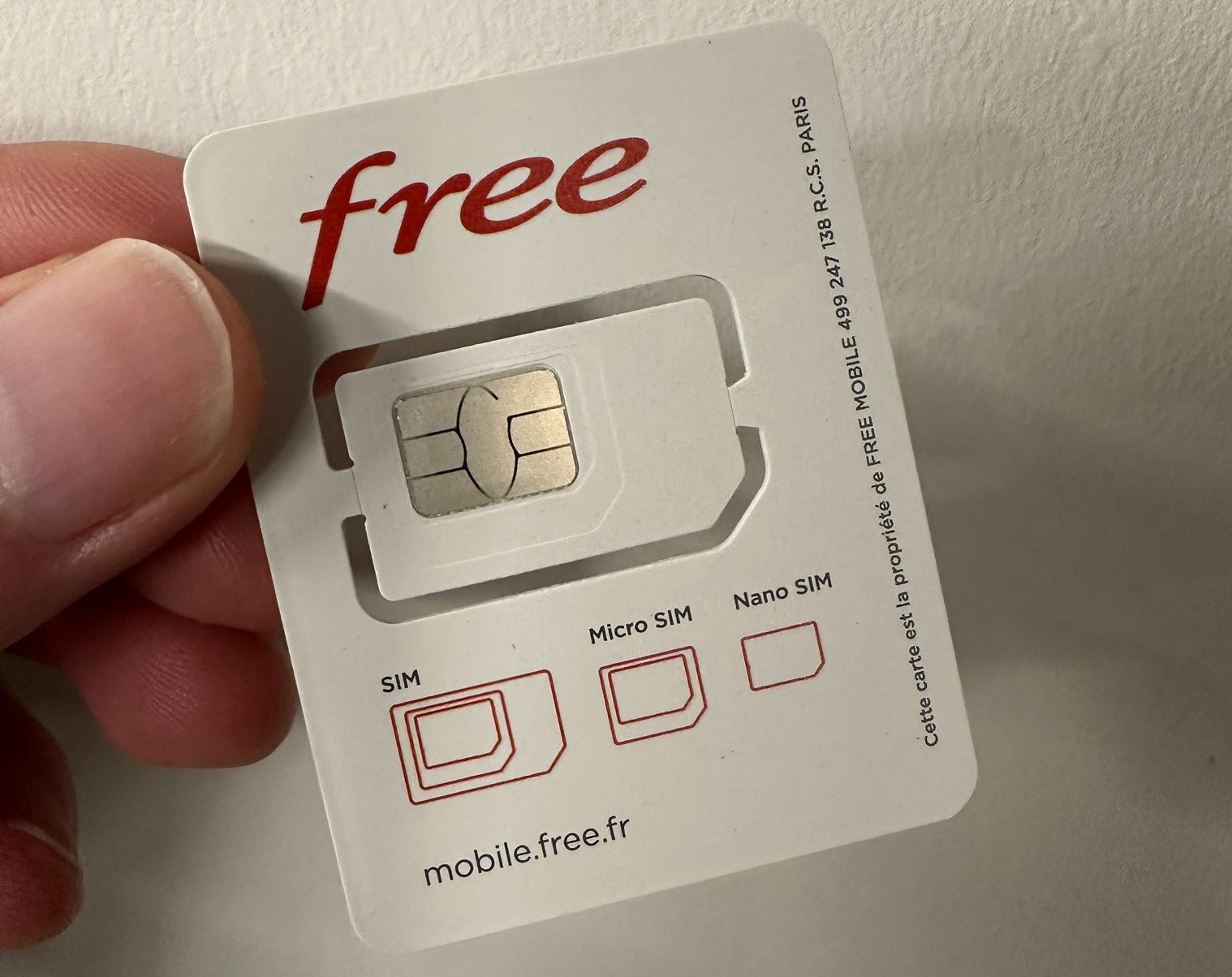 C'est pas trop tôt ! Free mobile : les cartes SIM enfin compatibles avec  tous les smartphones