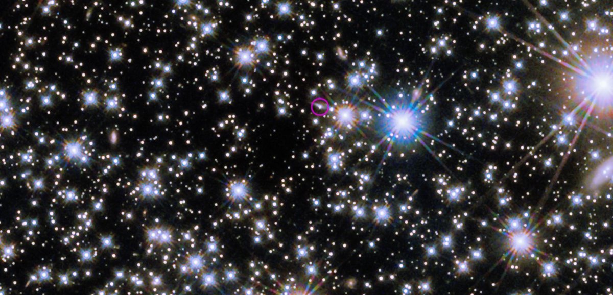 Dans le visible, ce n'est pourtant pas si impressionnant... Hubble réussit à capturer cette image de GRB 221009A (dans le cercle violet). Crédits NASA/ESA/HST