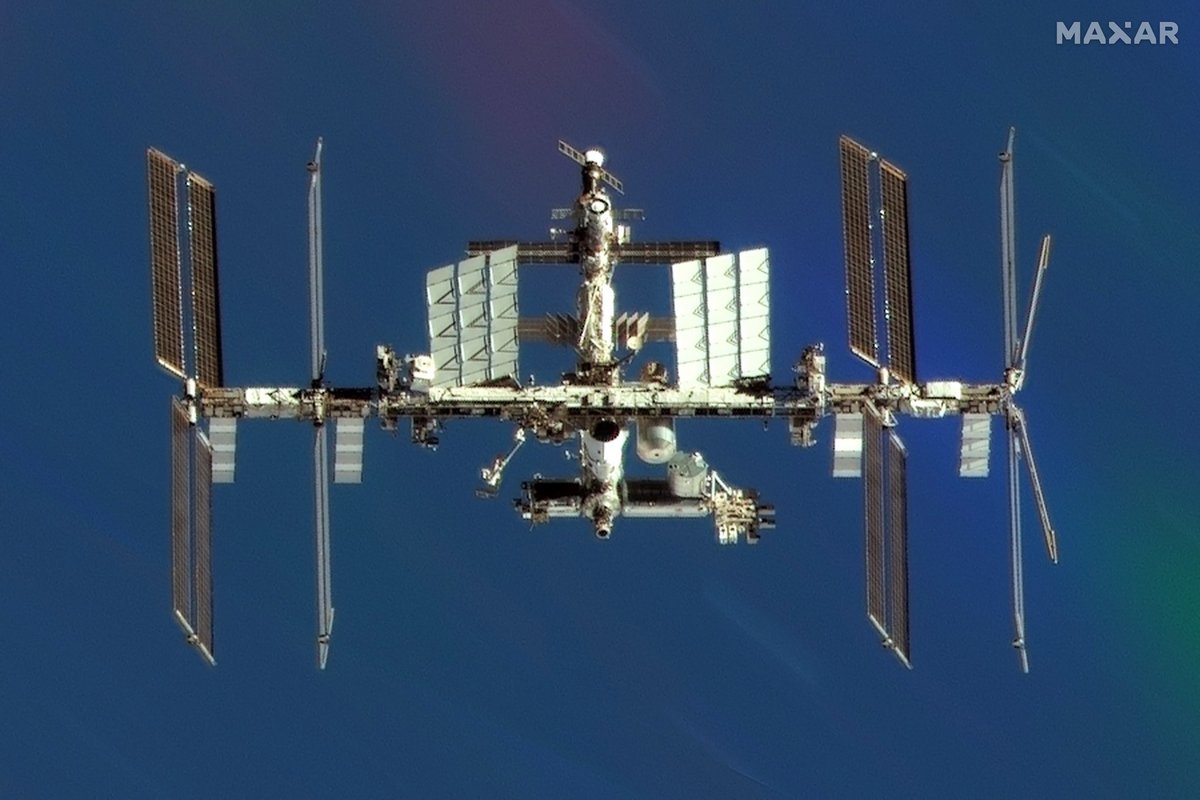L'ISS, photographiée à plus de 250 km de distance par Worldview-3. Crédits Maxar