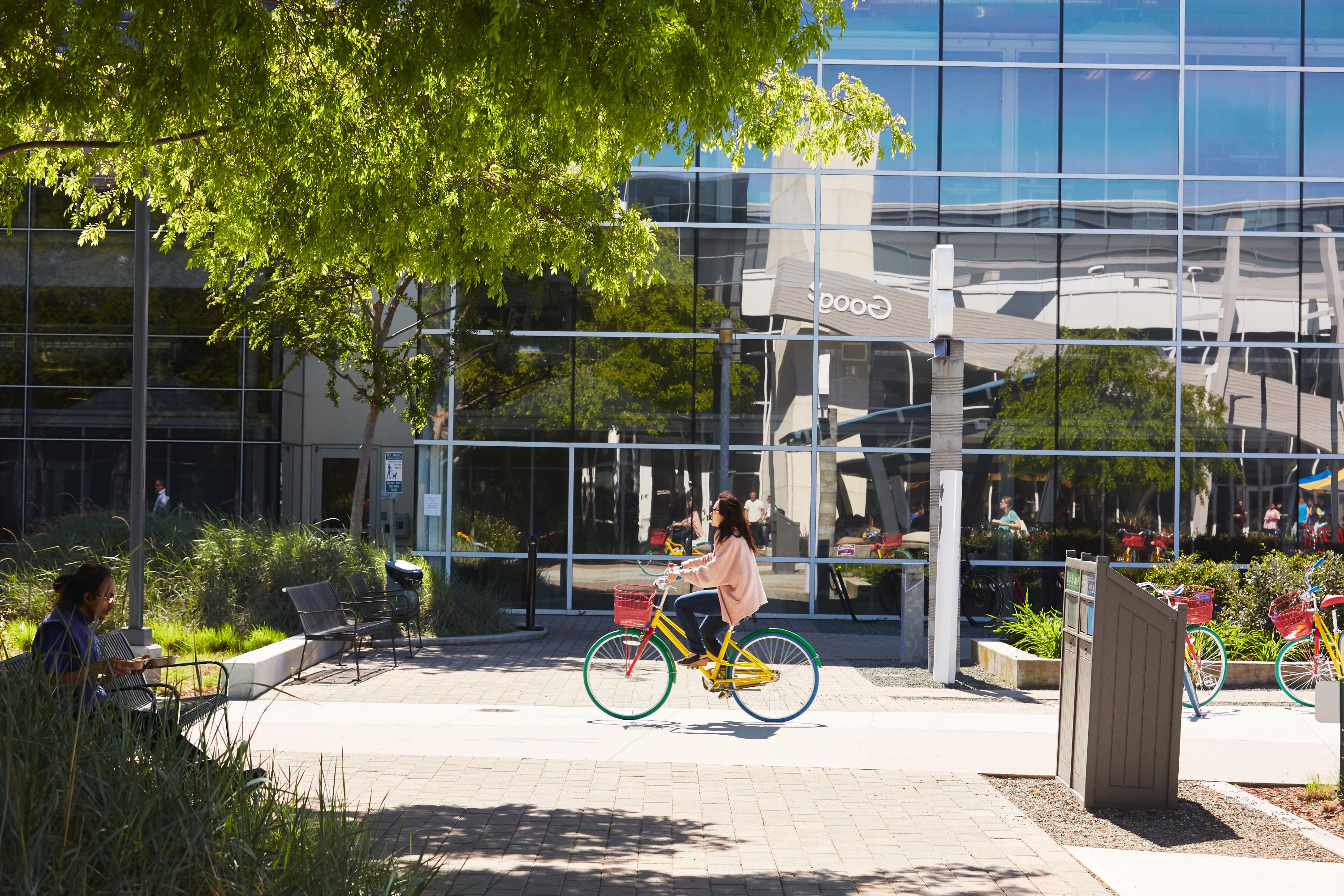 Cours de yoga, muffins, agrafeuses et ordinateurs portables : Google fait des économies, les employés trinquent