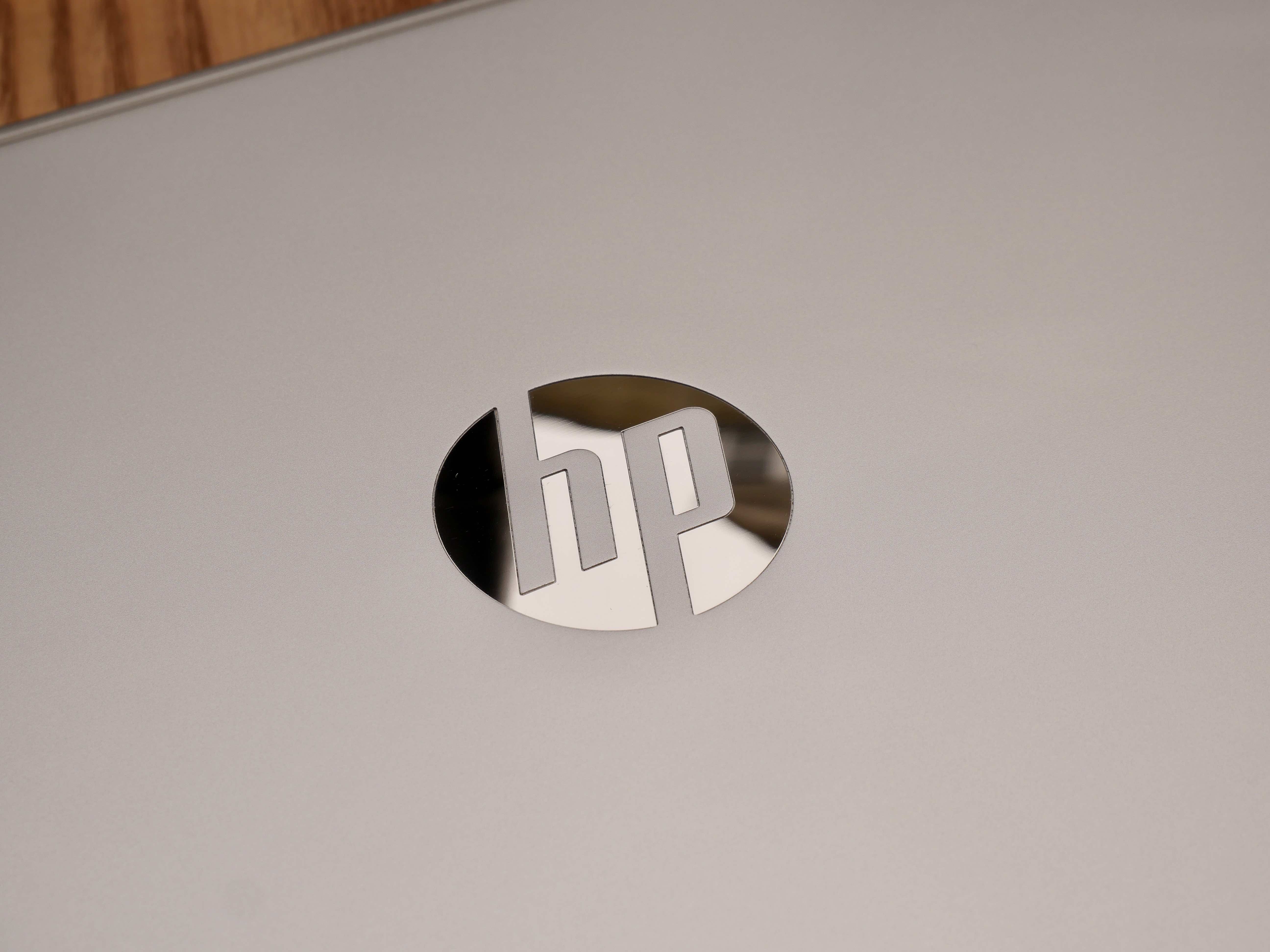 Certaines imprimantes HP n'ont plus de port USB... enfin si, mais caché sous un sticker