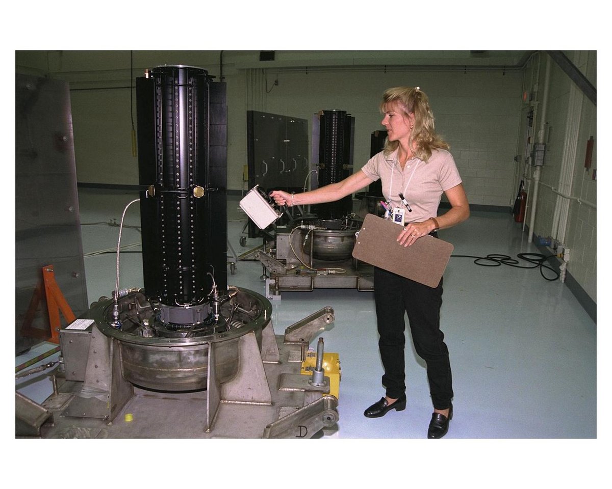 Inspection périodique des générateurs disponibles pour la NASA dans les années 90 (ici pour la mission Cassini, mais c&#039;est le même design) © NASA
