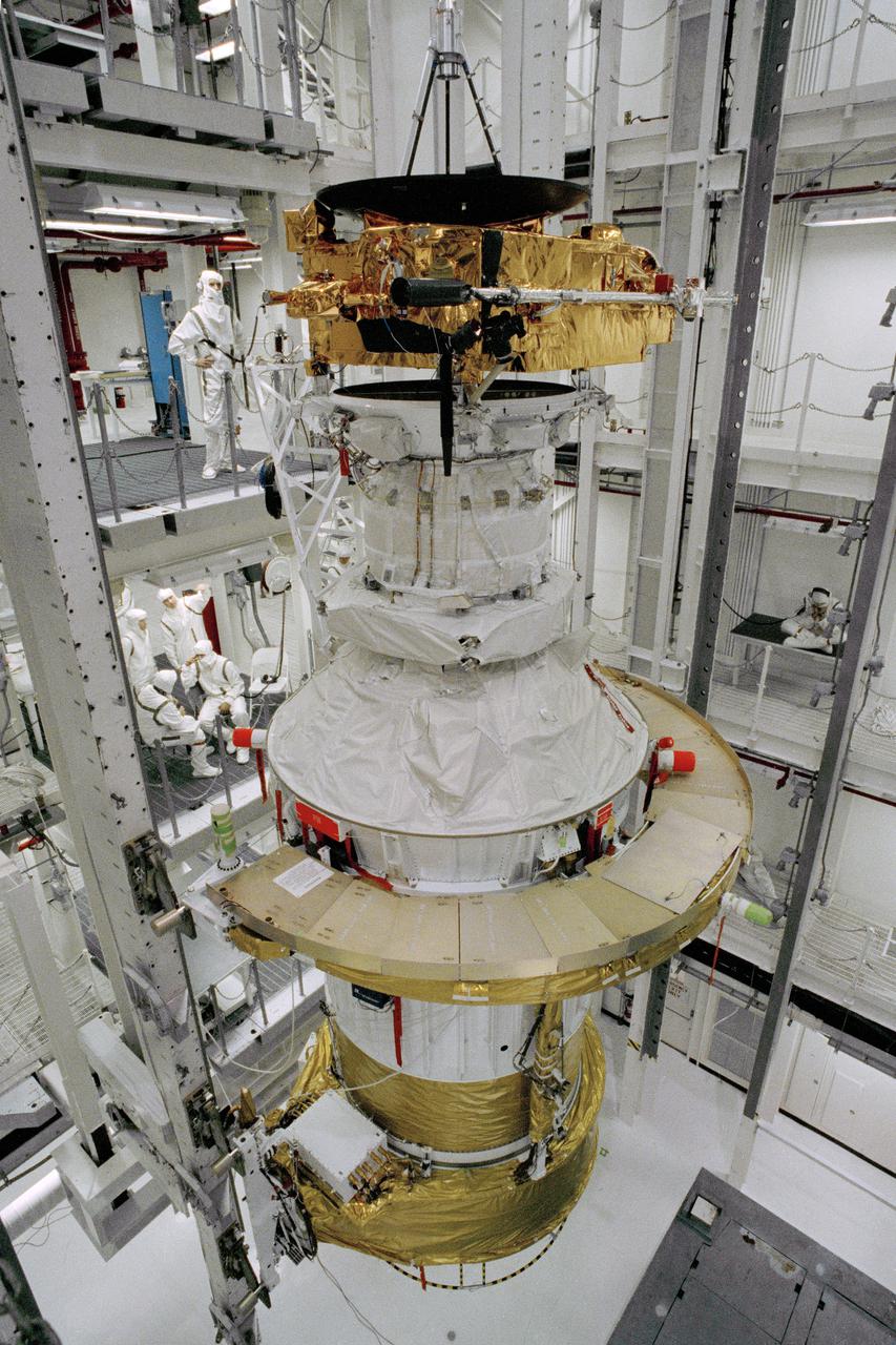 Assemblage de la sonde Ulysses sur son ensemble de propulsion solide. Tout ça pour cette toute petite sonde ! © NASA