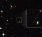 Cette trace sur une photo d'Hubble... C'est un trou noir suivi par des milliers d'étoiles !