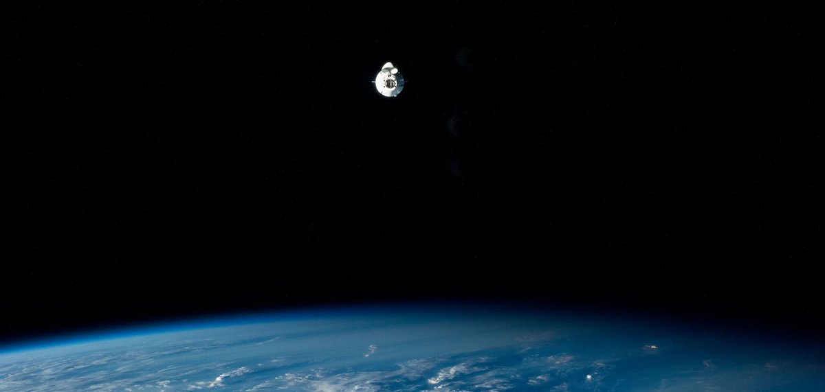 Arrivée d'un cargo Dragon de SpaceX. Spectaculaire, mais le plus important pour les astronautes, c'est surtout ce qu'il y a dedans... © NASA