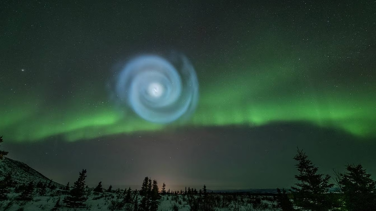 Une spectaculaire spirale bleue apparaît dans le ciel d'Alaska, la faute à SpaceX ?