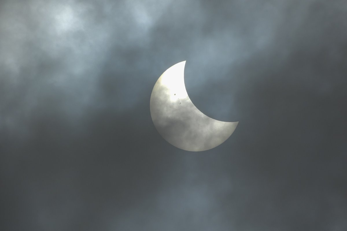 L'éclipse (ici en phase partielle) de Soleil observée depuis Jepara en Indonésie ce matin © Shutterstock