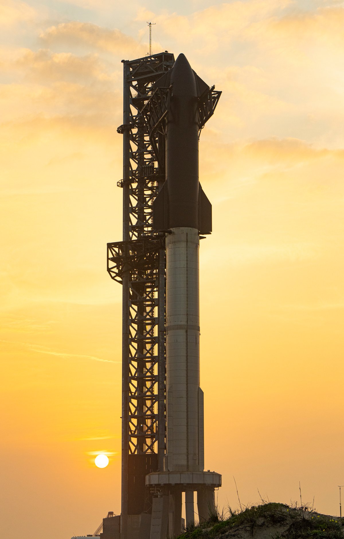 L'immense fusée Starship profite de son dernier coucher de soleil © Space X