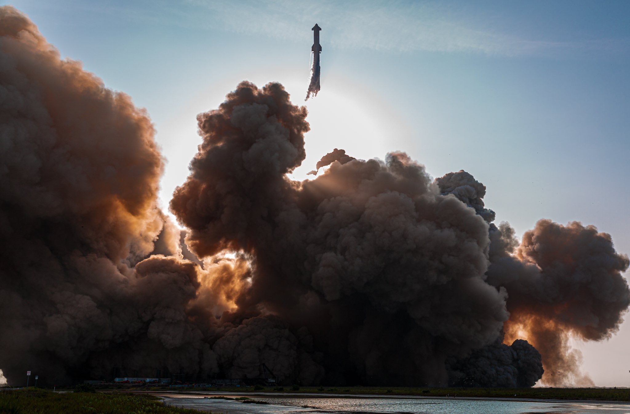 Décollage, explosion et débris : les photos les plus impressionnantes du Starship de SpaceX