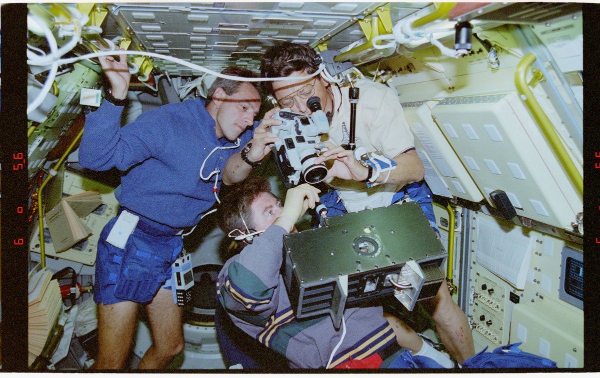 Comment réparer une expérience avant l&#039;ère du numérique ? Filmer, enregistrer, transmettre, récupérer, analyser, communiquer... © NASA