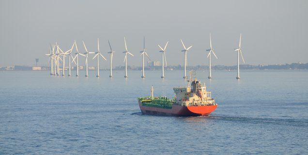 Quand un bateau cargo rencontre une éolienne en mer, voilà ce que ça donne