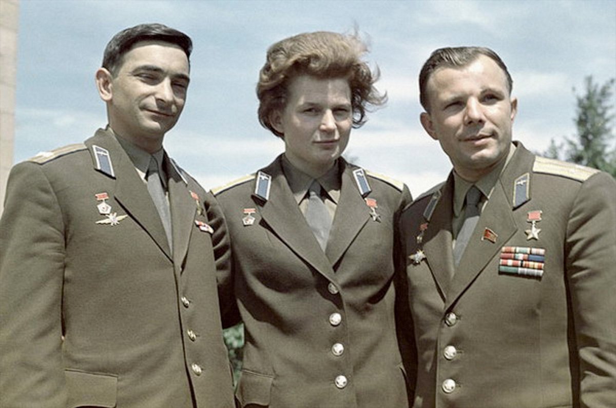 V. Bykovsky, V. Terechkova et Y. Gagarine en uniforme. À noter qu'à leur entrée dans le programme cosmonautique, les femmes n'étaient pas dans l'armée, elles ont donc démarré au grade le plus bas. V. Terechkova a terminé colonel © URSS / N.A.