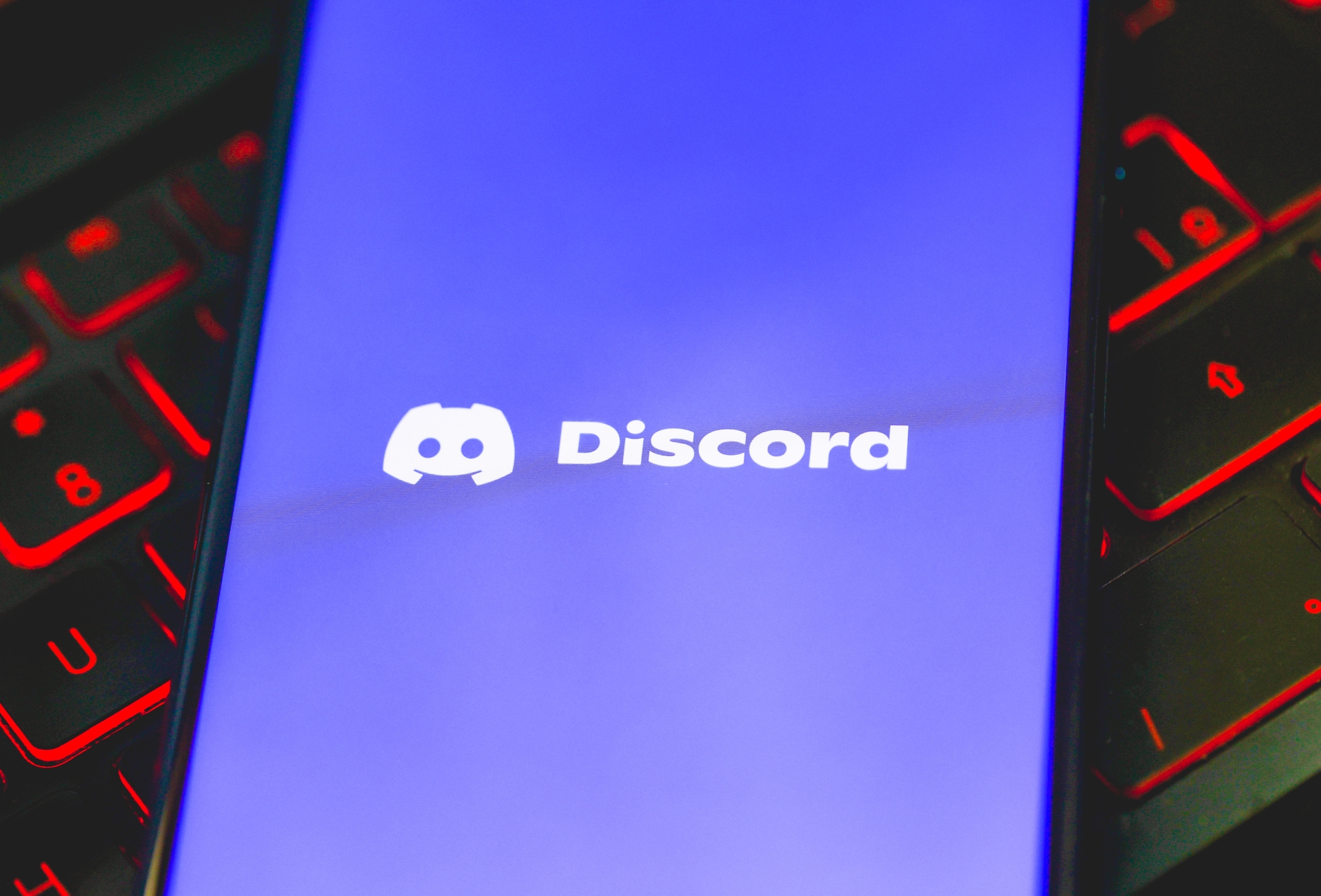 Discord offre un vrai mode sombre sur mobile... pour qui sait où chercher