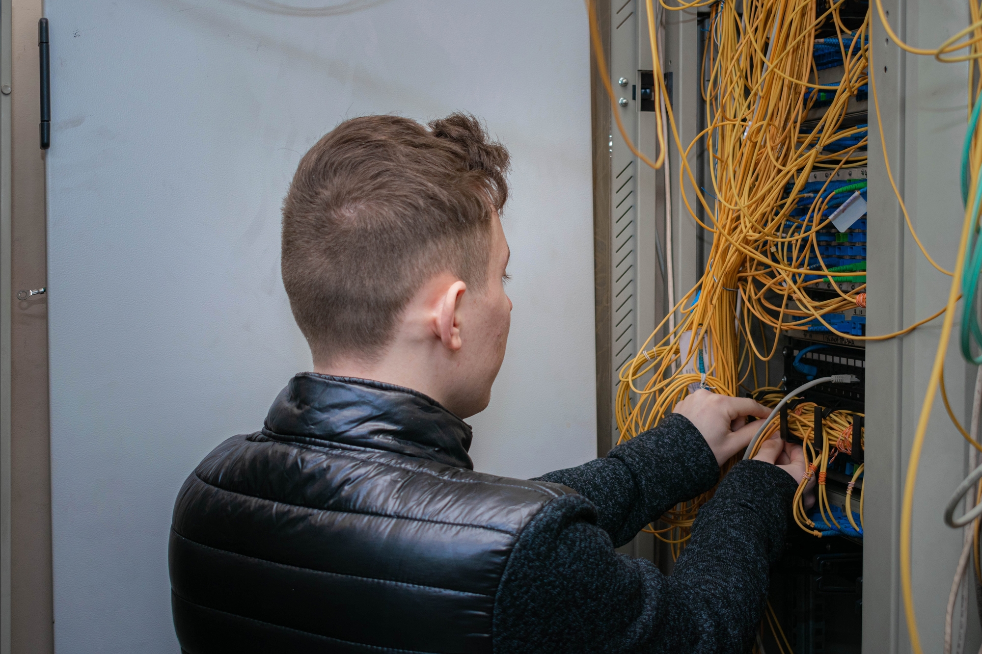 Non, séquestrer le technicien fibre pour qu'il fasse votre installation n'est pas une bonne pratique