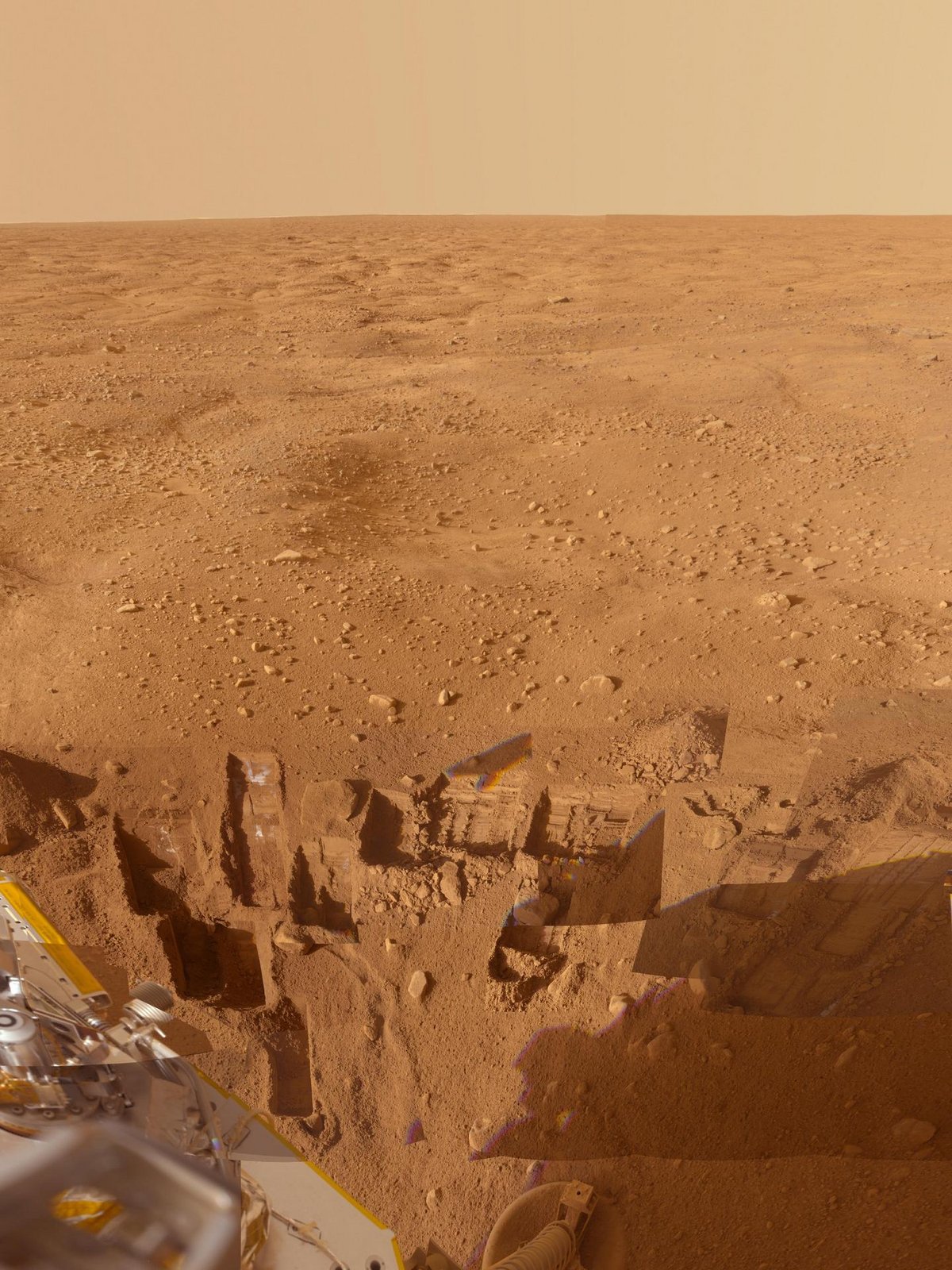 NASA Phoenix on Mars shoveling samples © NASA/University of Arizona
