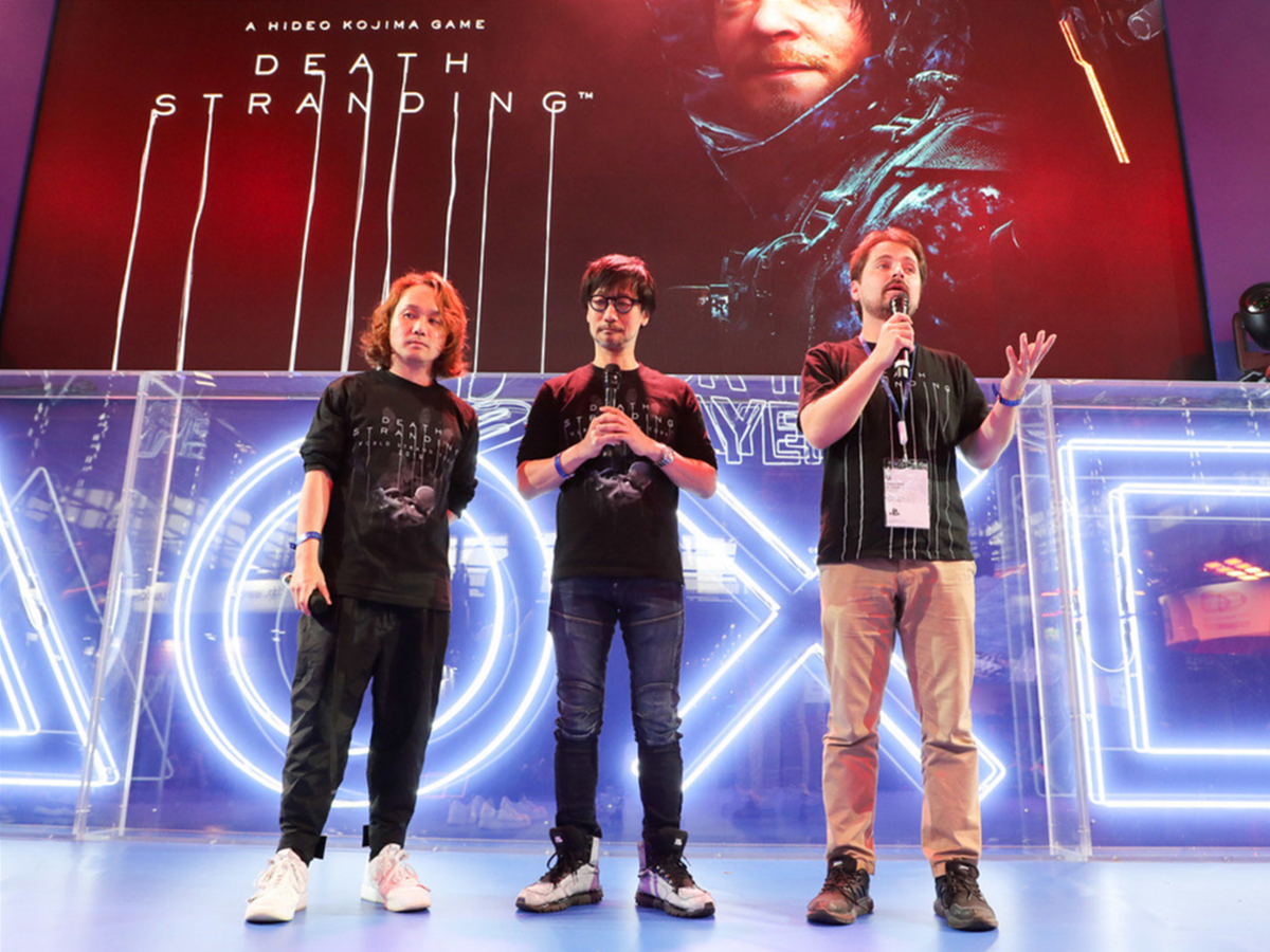 Hideo Kojima (au centre), Yoji Shinkawa (à gauche) et leur traducteur Florent Gorges (à droite) lors de la PGW 2019 pour la promo de Death Stranding © Paris Games Week