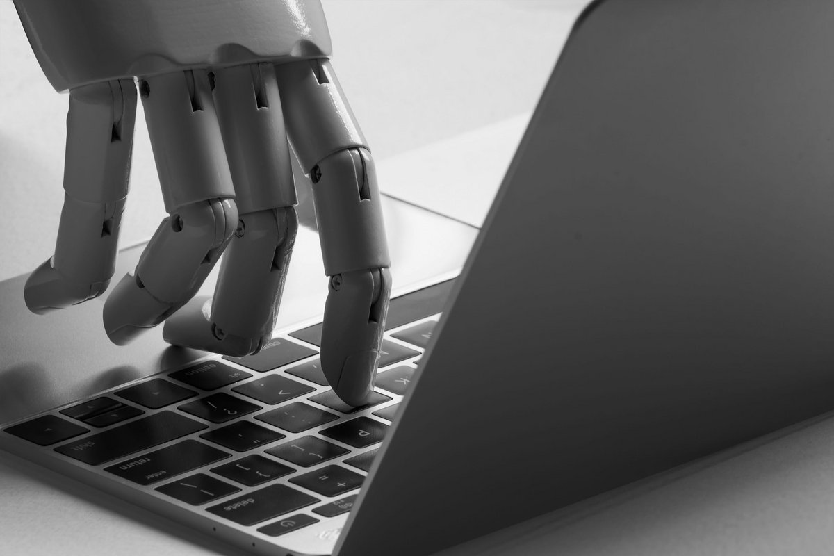 internet robot © Shutterstock