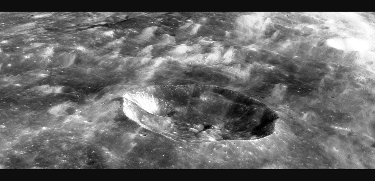 Lune cratère gros plan sonde Danuri © KARI