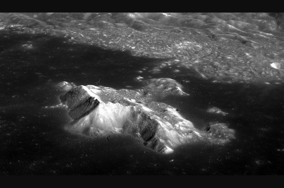 Danuri Lune cratère Tsolkiovsky montagnes centre © KARI