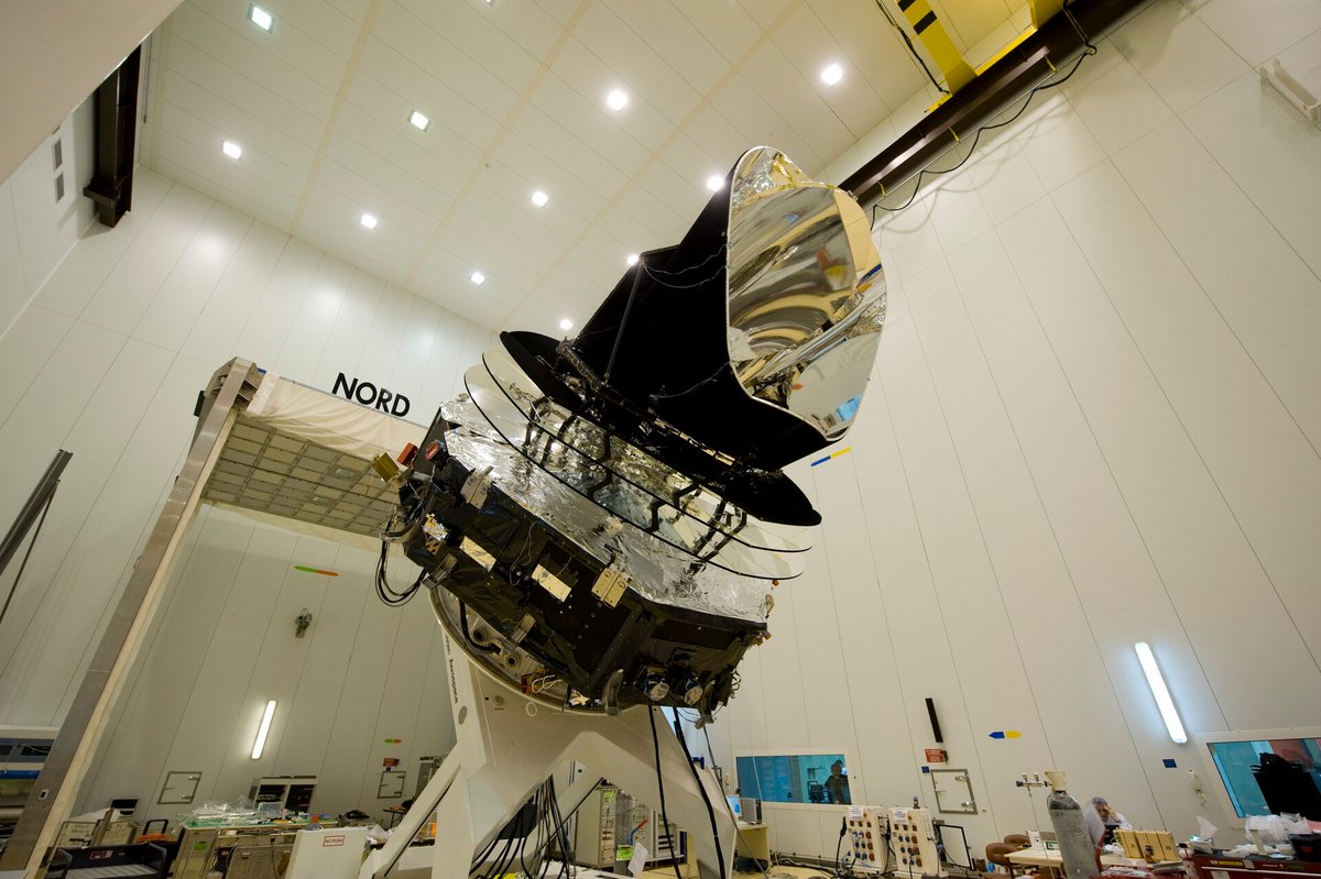 Le télescope Planck en préparation avant son décollage © ESA