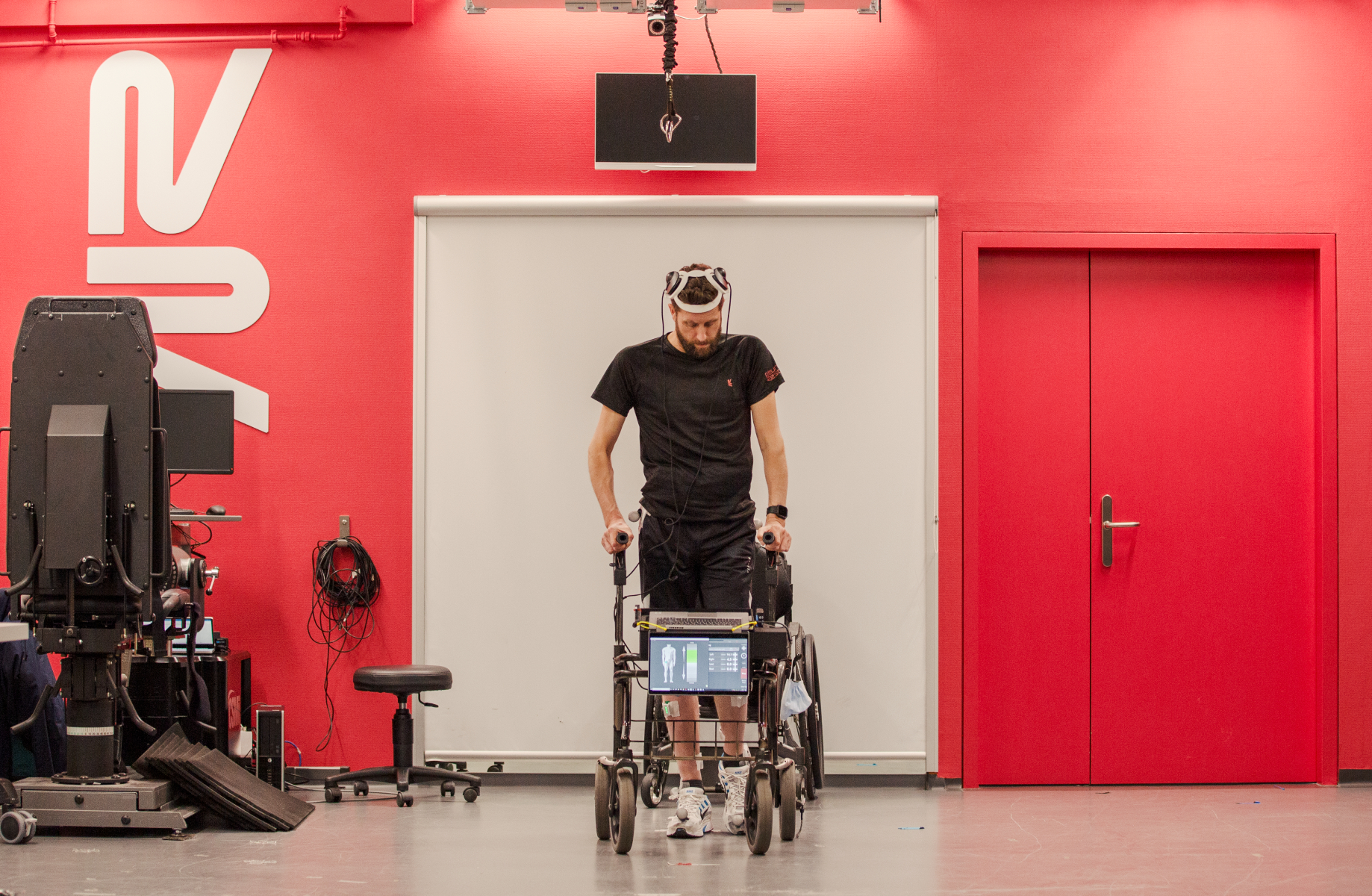 Implants et pont digital : comment la technologie a rendu ses jambes à cet homme paraplégique