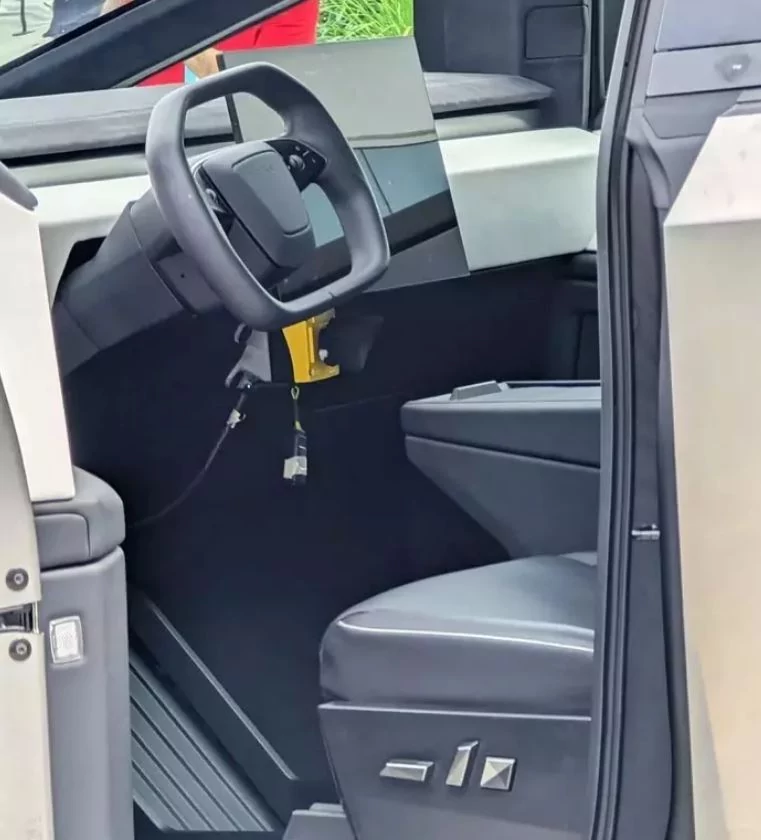 Tesla Cybertruck interieur © © Weibo