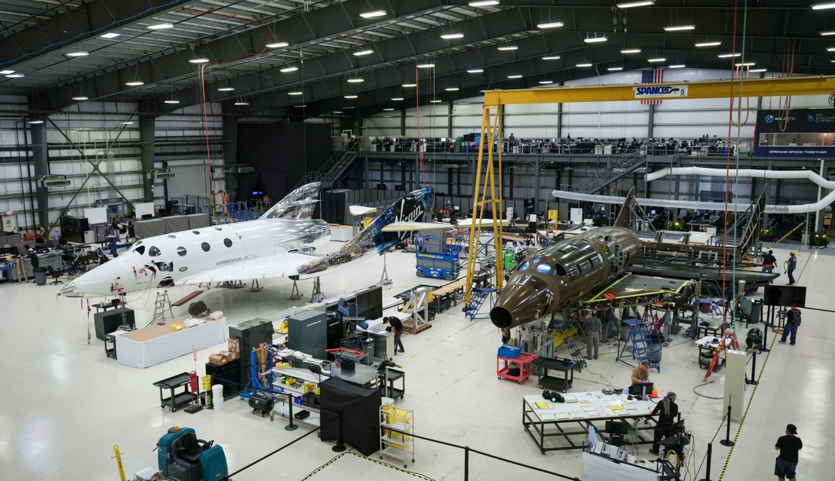 Le hangar de fabrication de The SpaceShip Company, avec VSS Unity à gauche et celui qui deviendra VSS Imagine à droite © Virgin Galactic