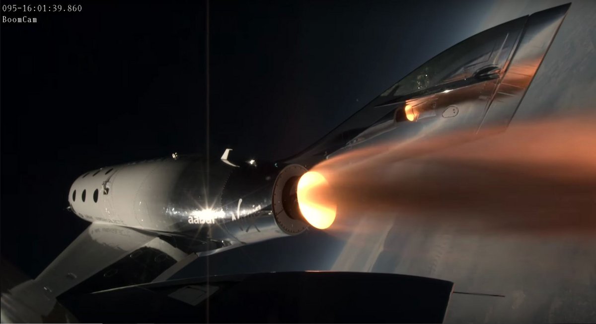 Pour atteindre 88,5 kilomètres d'altitude, l'avion grimpe à la verticale avec son moteur-fusée © Virgin Galactic