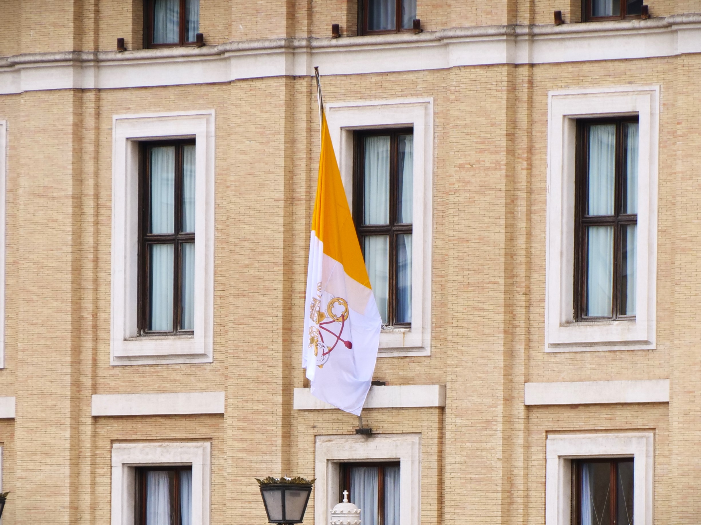 À cause de Wikipédia, le mauvais drapeau du Vatican a été diffusé partout dans le monde