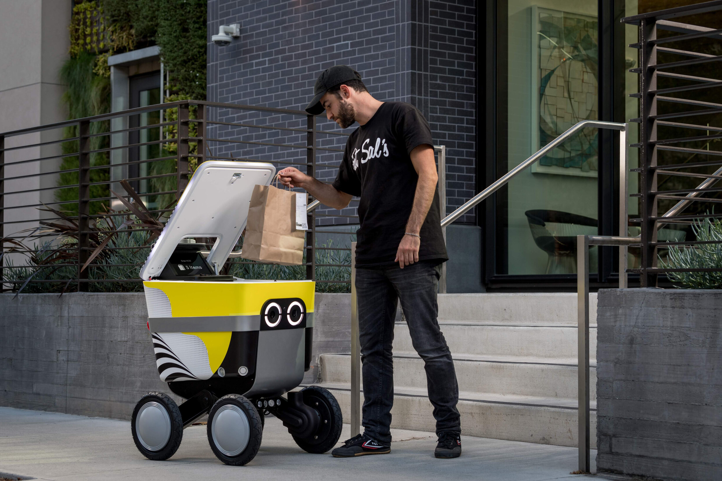 Uber Eats : qui offrira la meilleure qualité de service ? Les livreurs humains ou les robots ?