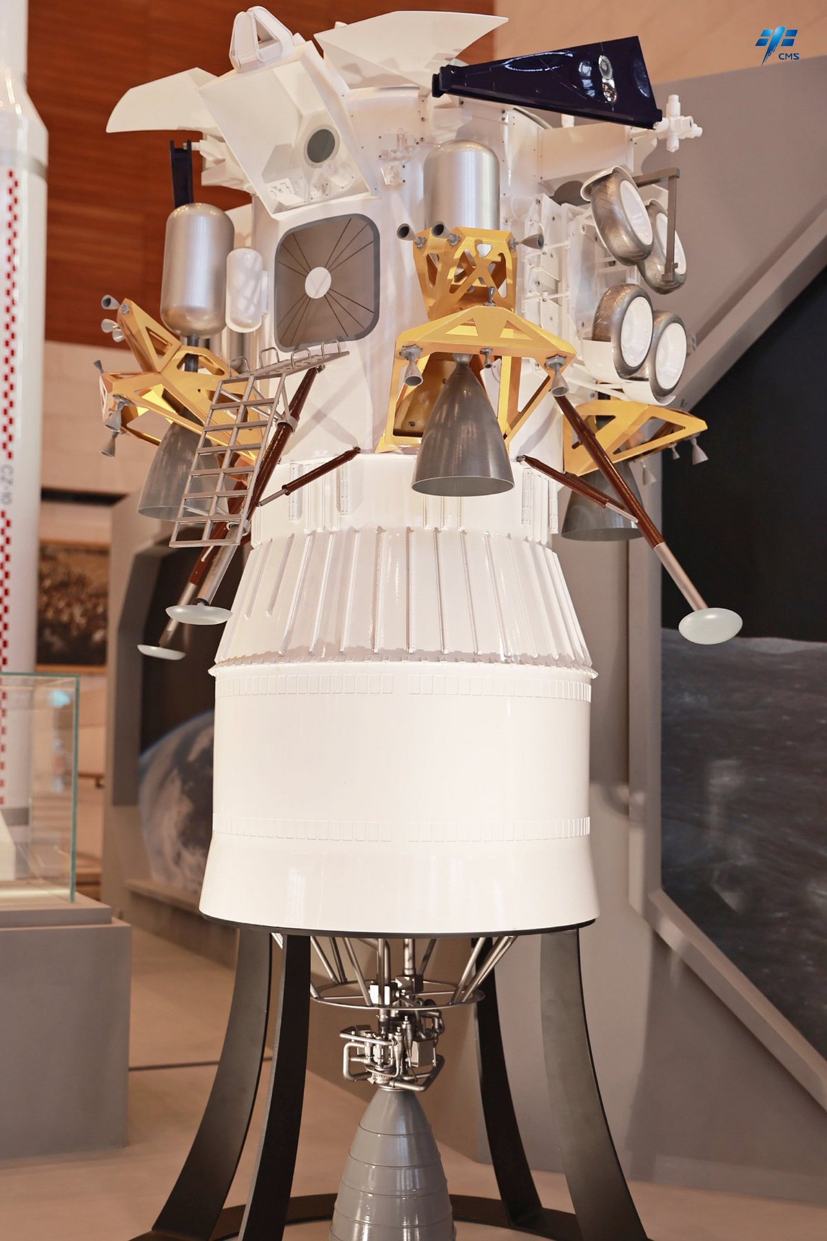 Maquette probablement représentative du futur atterrisseur lunaire chinois. Notez qu&#039;il porte un rover sur le côté © CMSA