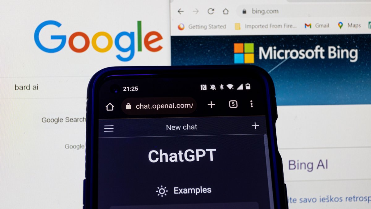 ChatGPT affiché sur l'écran d'un smartphone, avec en fond Google et Microsoft Bing © Rokas Tenys / Shutterstock