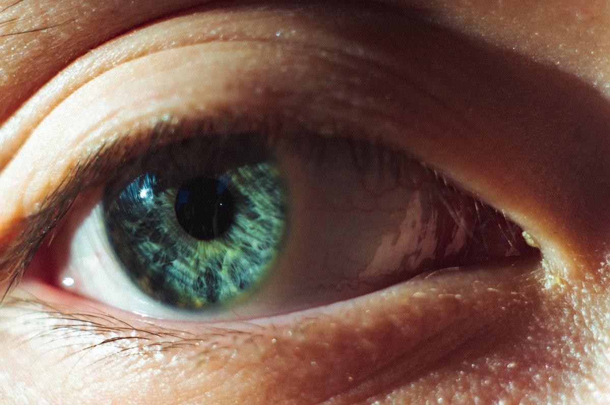 L'iris d'un oeil vu de près © Wojtek Pacześ / Pexels