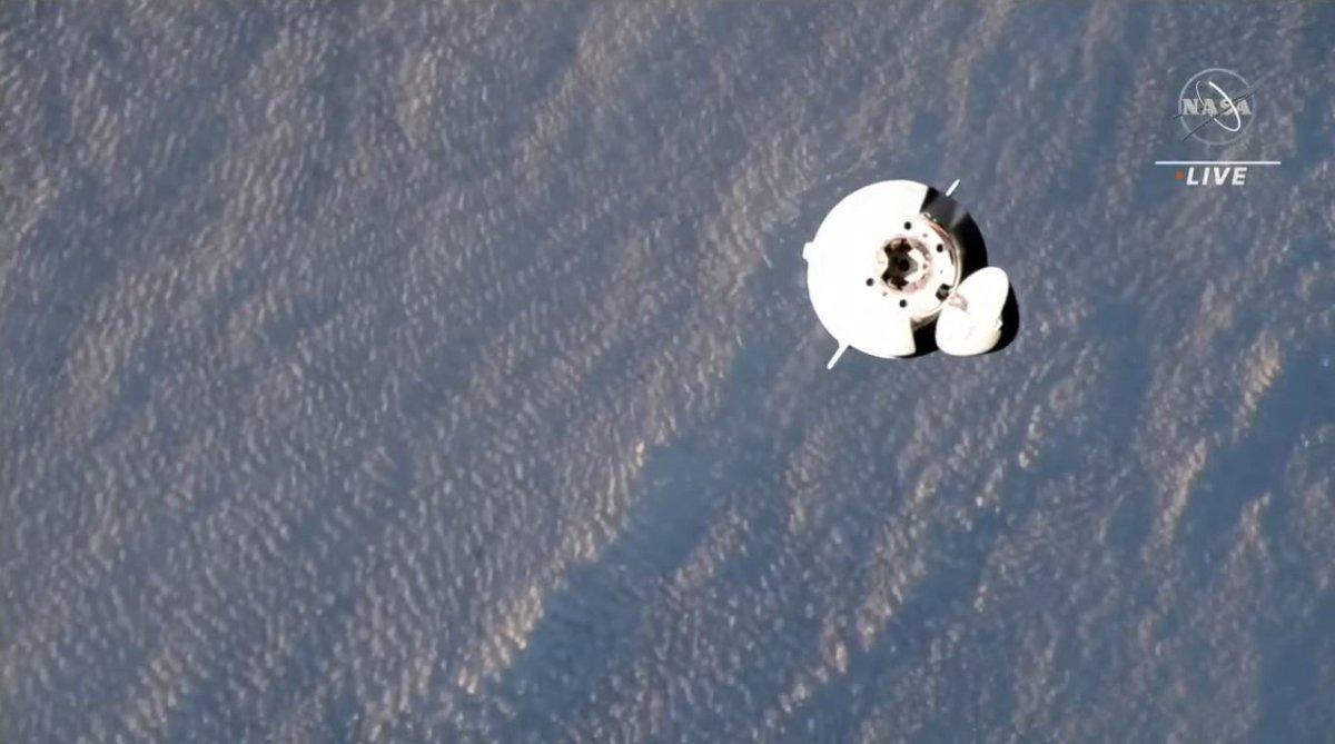 L'arrivée du cargo Dragon CRS-28... sur fond de nuages moutonnants ! Crédits NASA