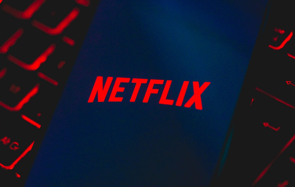 Netflix logo © rafastockbr / Shutterstock.com