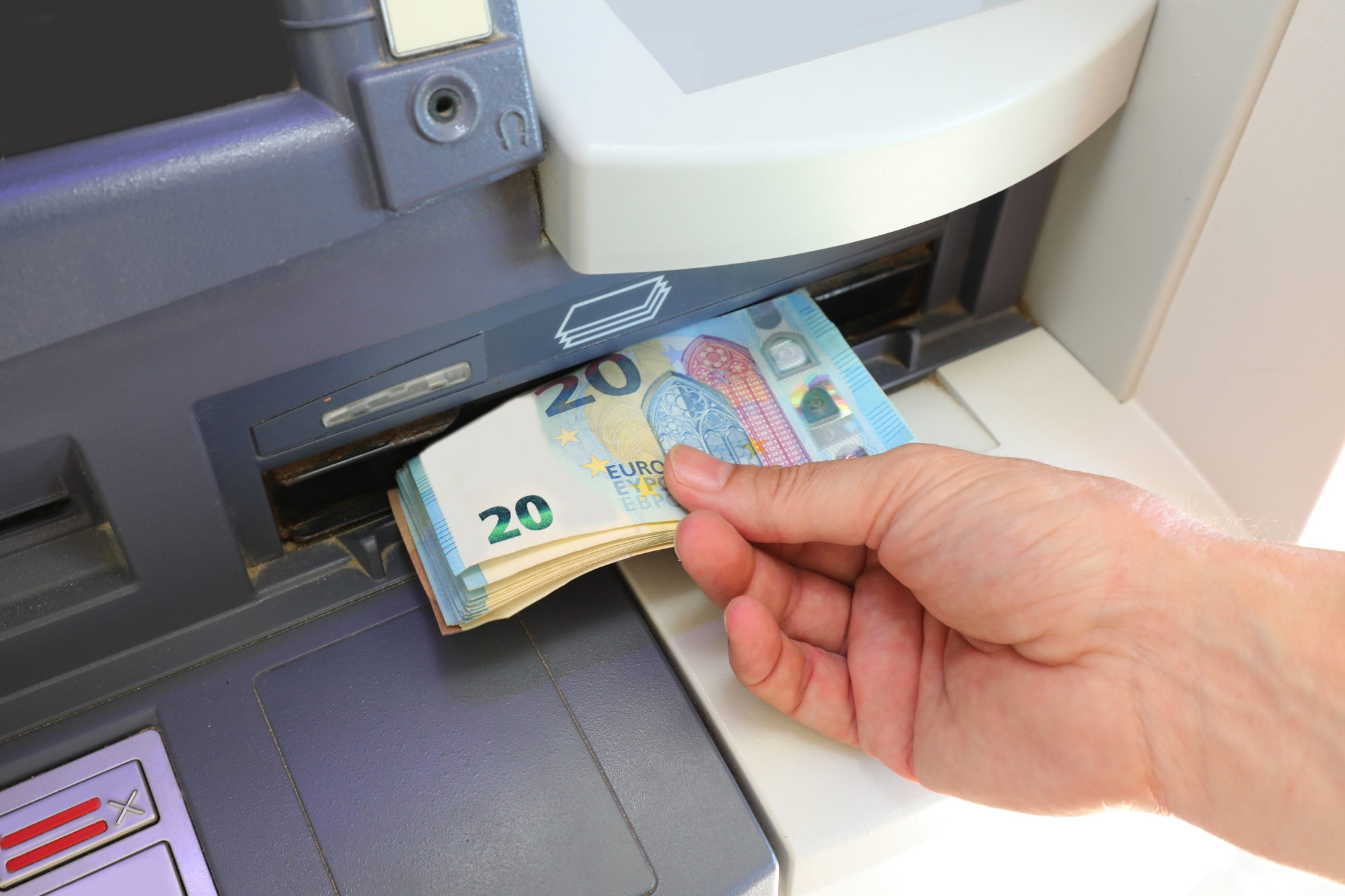 Les distributeurs de billets délaissés par les Français, au profit de quels moyens de paiement ?